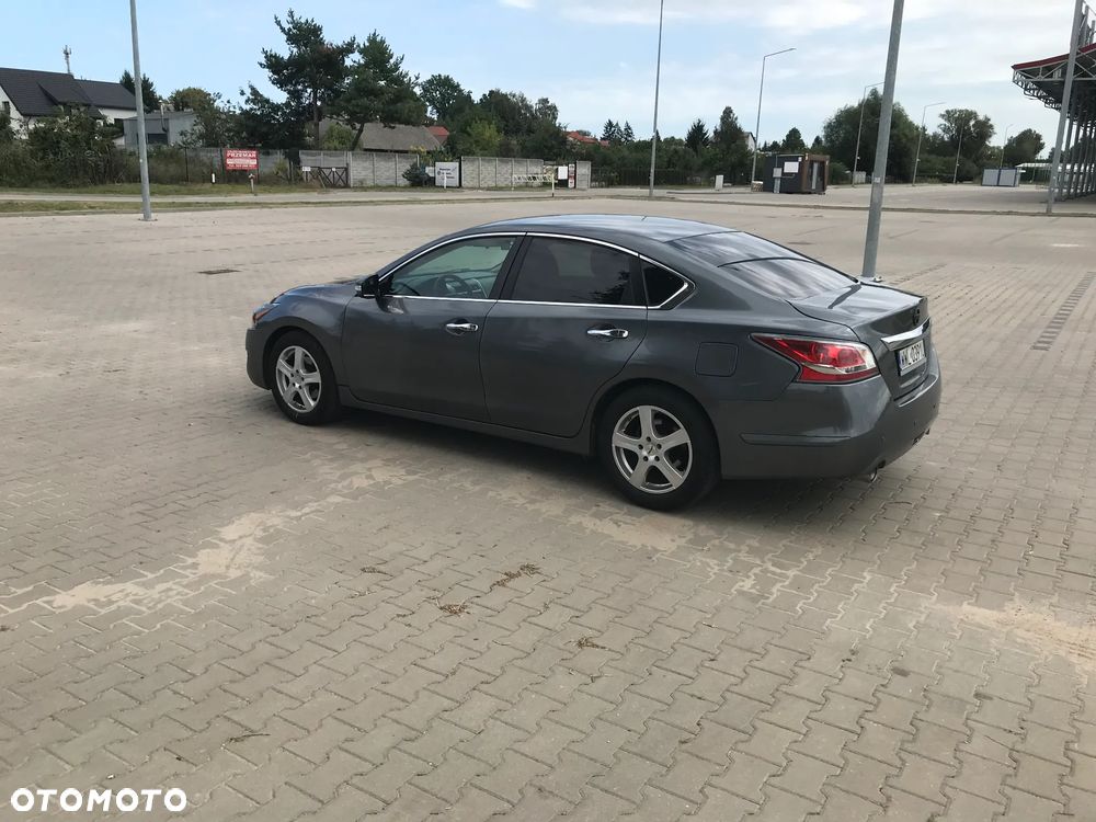 Nissan Altima - 5