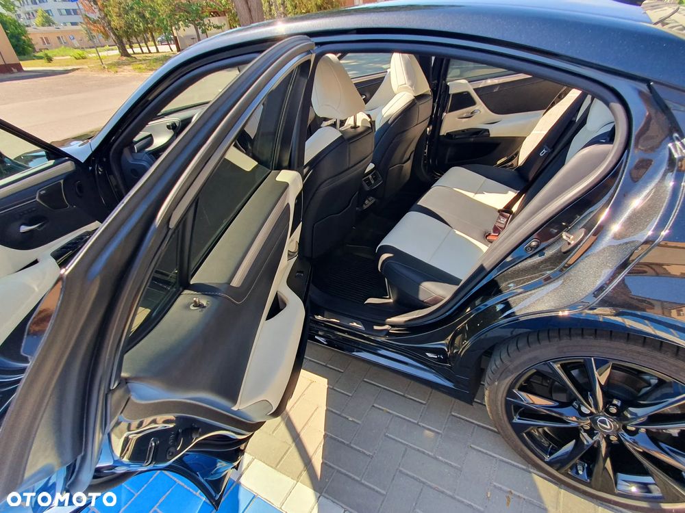 Lexus ES 300h F Sport Edition - 15