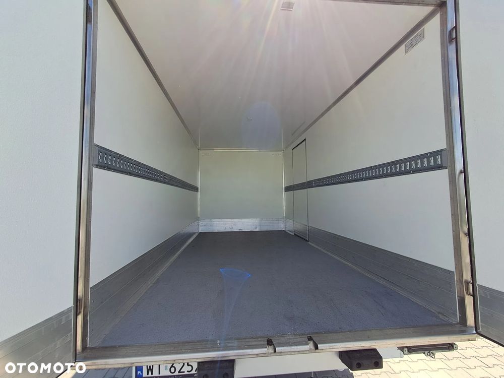 Mercedes-Benz Sprinter - 16
