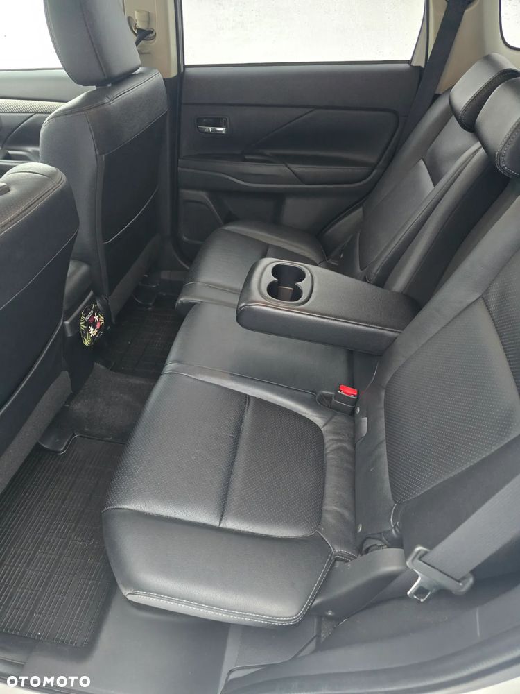 Mitsubishi Outlander 2.0 Instyle + 4WD CVT - 14