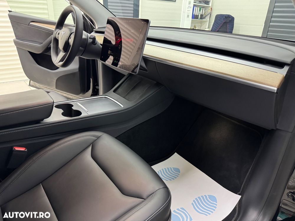 Tesla Model Y Long Range Dual Motor AWD - 12