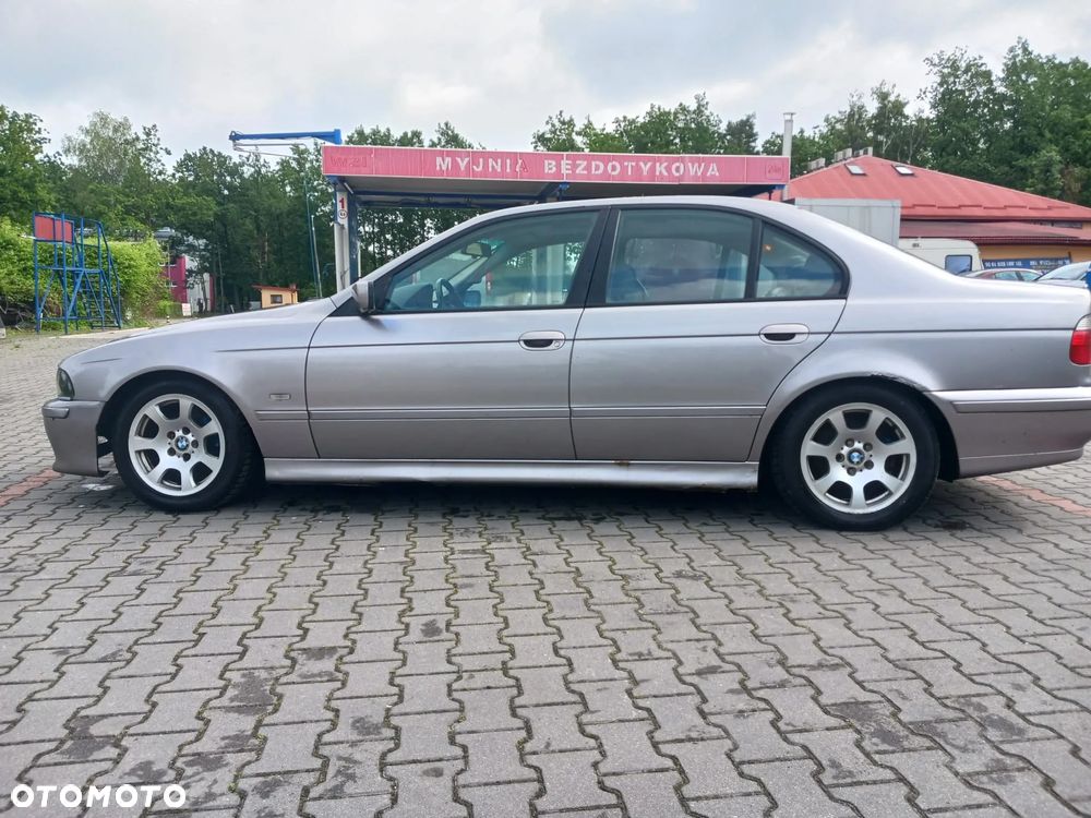 BMW E39 Lift M pakiet 3.0 diesel maska drzwi prawe lewe szyba zderzak błotnik klamka lusterko Aspensilber Mettalic 339/7 skrzynia automat GS20 szyba podsufitka z szyberdachem fotele skórzane mcpersony belka bak pompka paliwa panel hak czujniki parkowania lampa pompka paliwa pływak przewody most półoś wał dyfer belka sanki listwa osłona atrapa NA CZĘŚCI WSZYSTKIE CZĘŚCI - 7