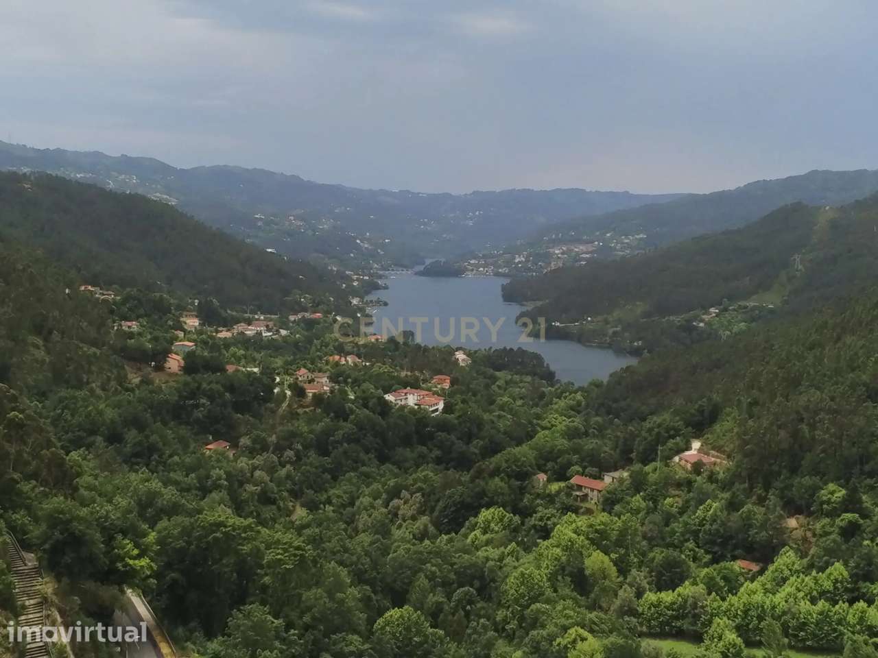 Terreno Exclusivo no Centro da Vila do Gerês – 3.683 m² com Projeto Ap - Grande imagem: 2/21