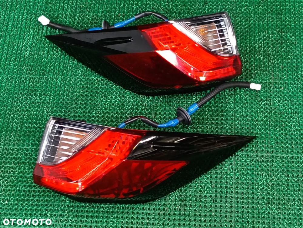 TOYOTA RAV4 19-22r Lampa Tył Prawa Lewa - 1
