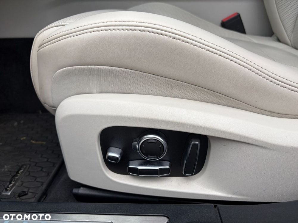 Jaguar XF 2.0 P300 AWD R-Dynamic S - 24