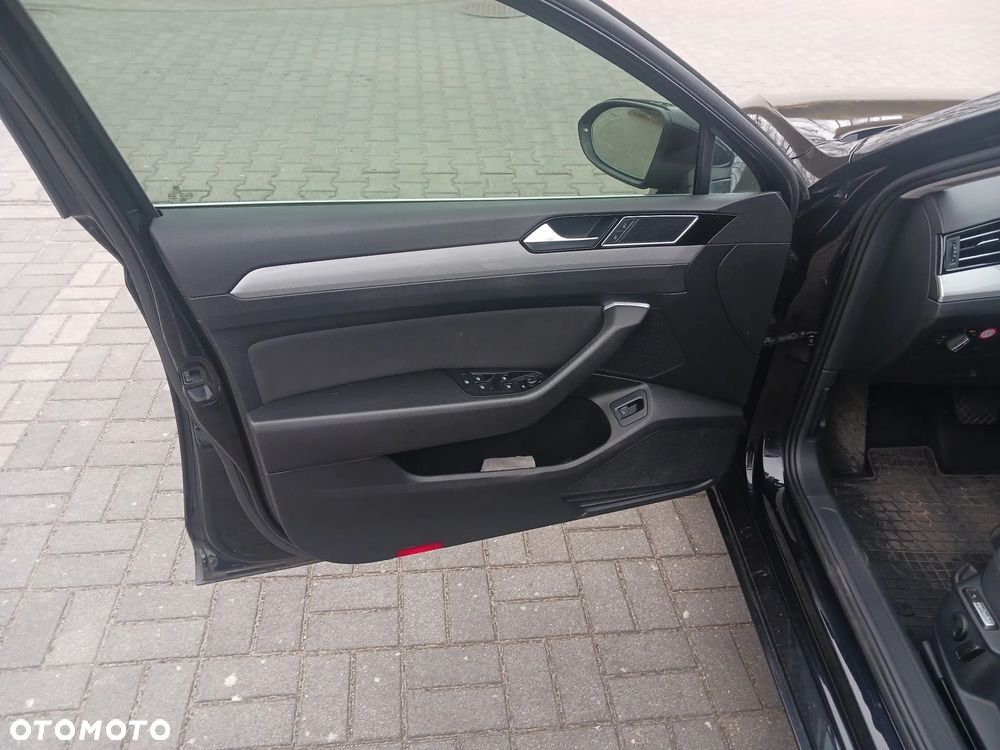 Volkswagen Passat 2.0 TDI SCR DSG Elegance - 9