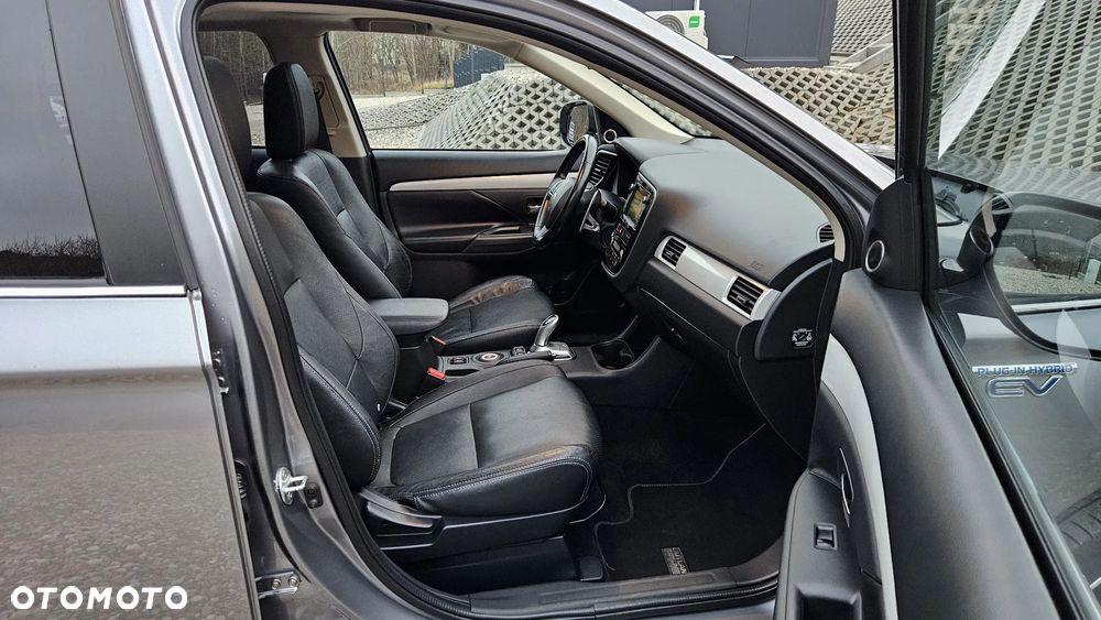 Mitsubishi Outlander 2.0 4WD Plus - 37