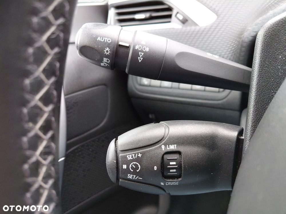 Peugeot 2008 1.2 Pure Tech GPF Allure S&S EAT6 - 25