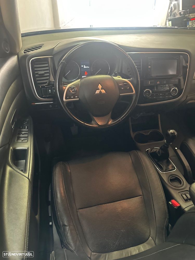 Mitsubishi Outlander 2.2 DI-D Instyle Navi Black Edition - 25