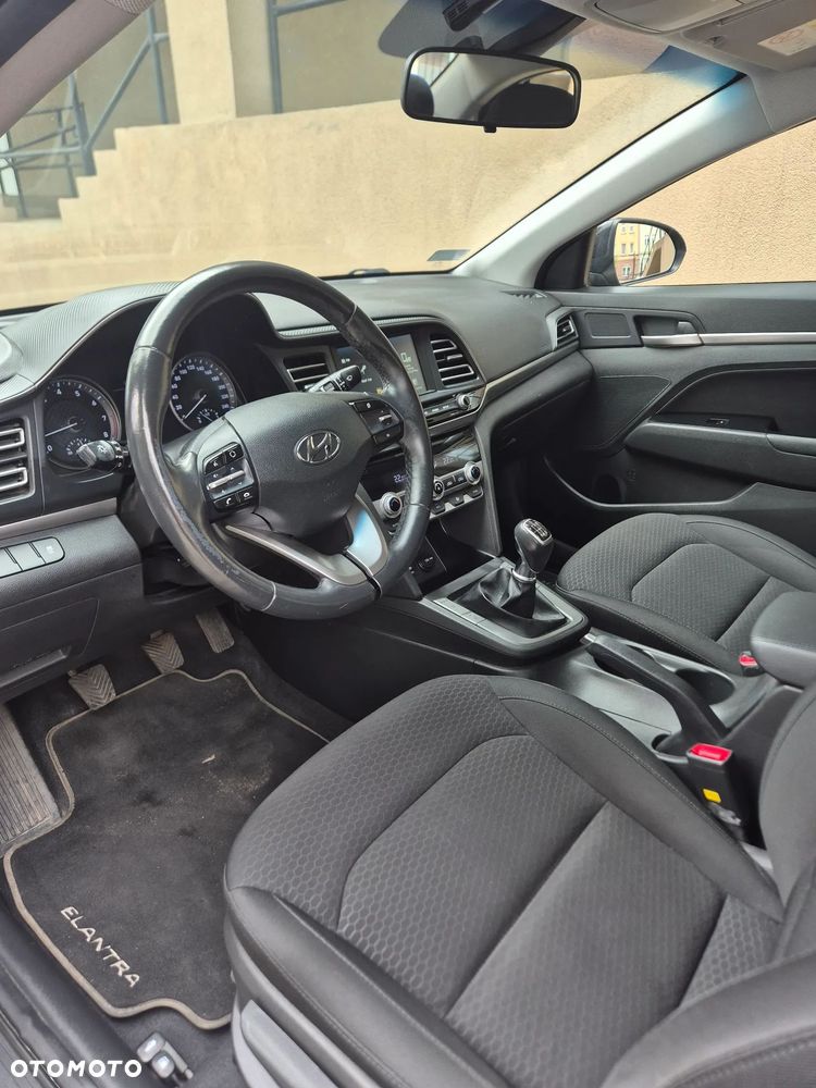 Hyundai Elantra 1.6 Comfort - 18