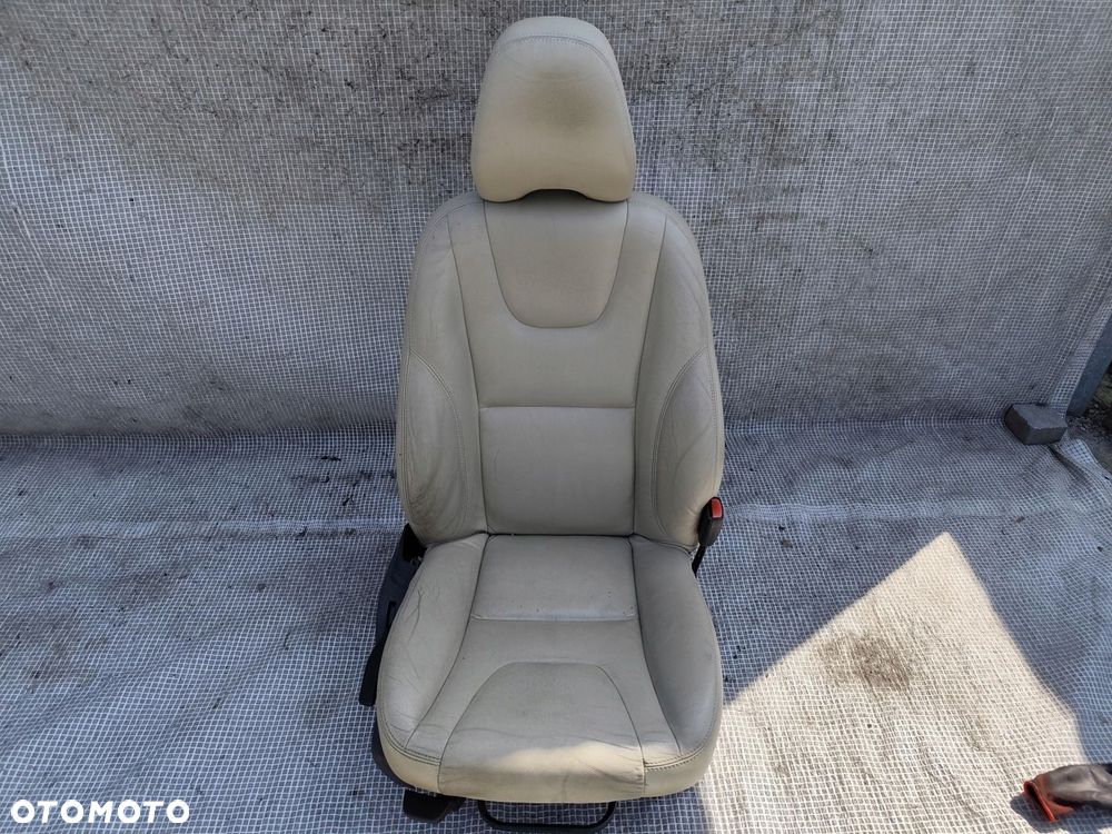 VOLVO S60 II V60 10-18 FOTEL PRAWY PASAŻERA JASNA SKÓRA AIRBAG GRZANY - 1