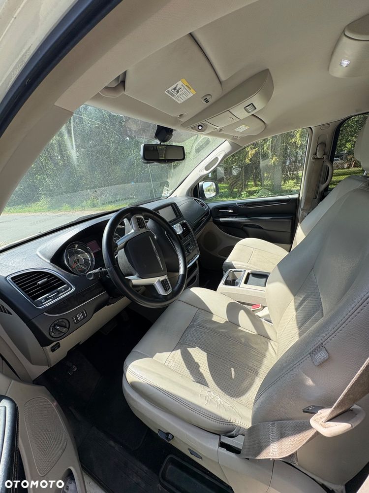 Chrysler Town & Country - 8