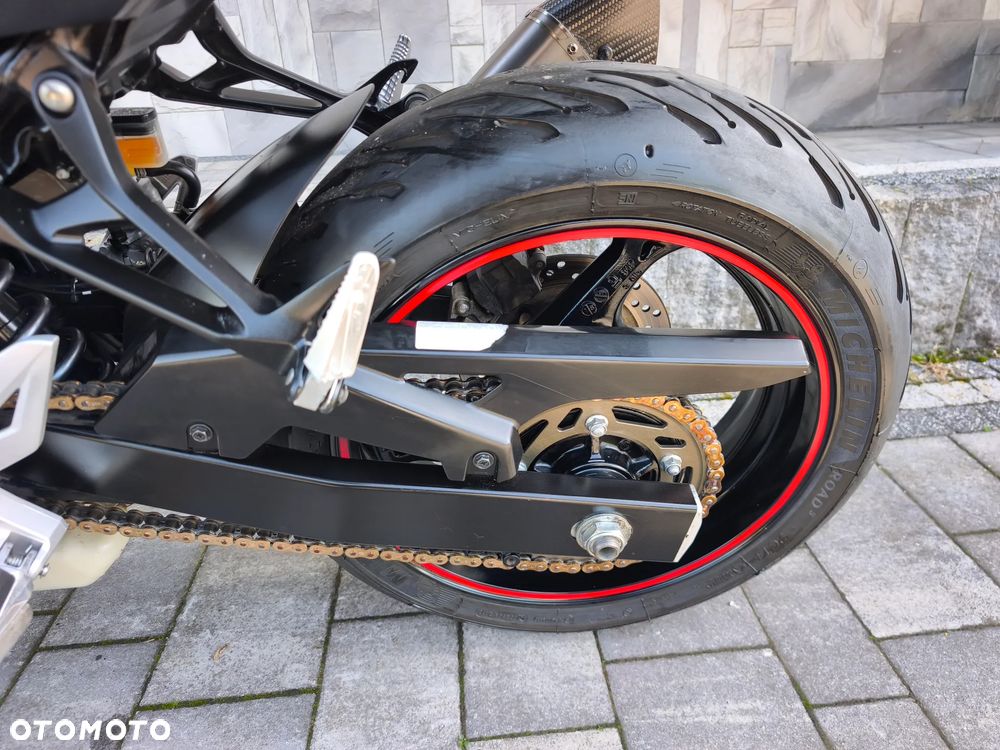 Suzuki GSR - 28