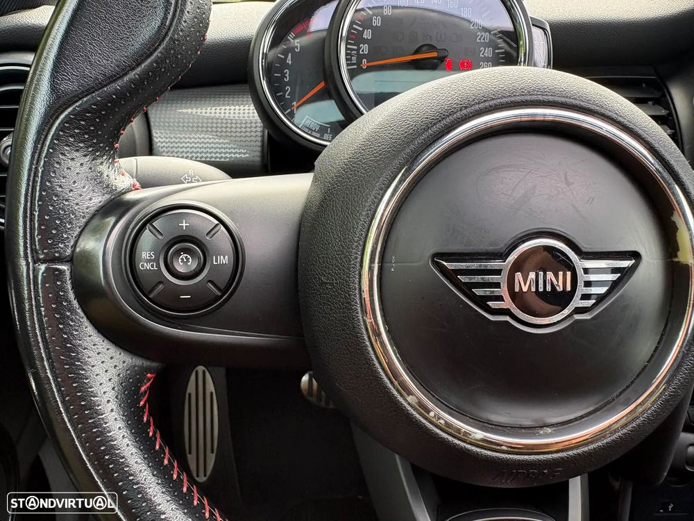 MINI 5 Portas Cooper D Aut. - 33