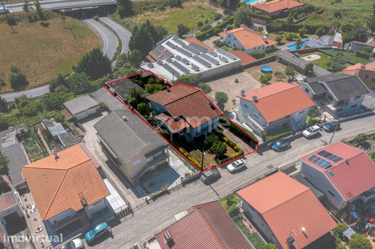 Moradia T3 com Jardim, Armazém e Terreno de 622 m² em Santo Tirso - Grande imagem: 2/43
