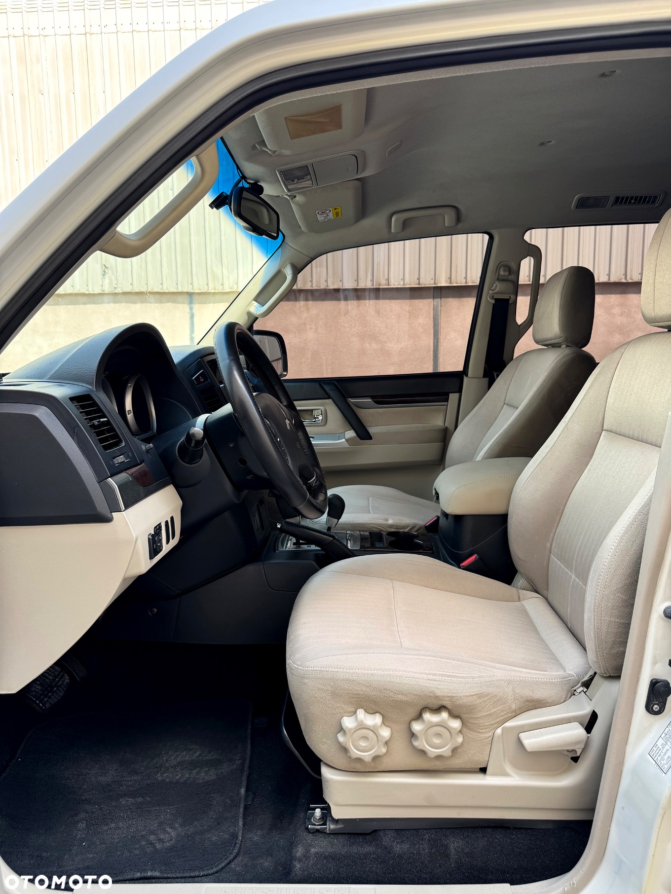 Mitsubishi Pajero 3.8 V6 Instyle - 26