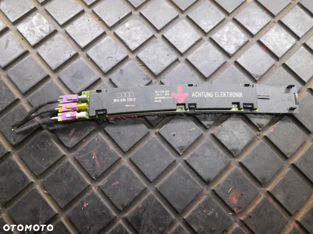 AUDI A4 B6 B7 SEDAN WZMACNIACZ ANTENY FM 8E5035225D - 1