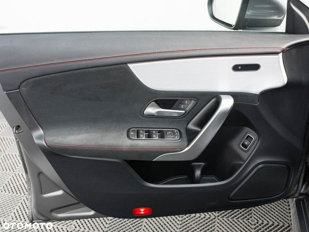 Mercedes-Benz CLA 200 mHEV 7G-DCT - 9