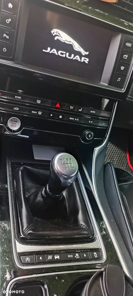 Jaguar XE 2.0 D R-Sport - 5