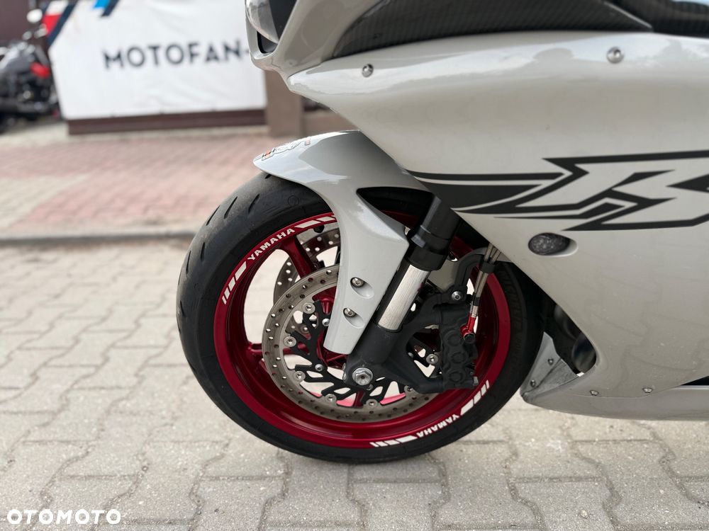 Yamaha R1 - 23