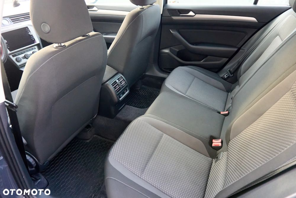 Volkswagen Passat 2.0 TDI SCR Trendline - 24