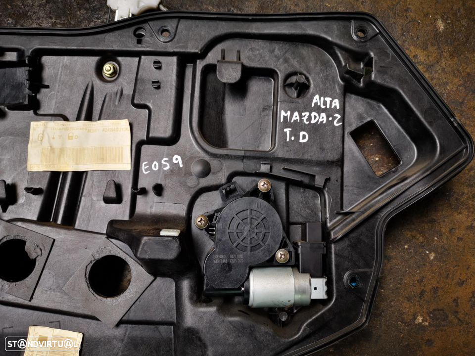 MAZDA 2 ALTA ELEVADOR TRÁS DTO E059 - 2