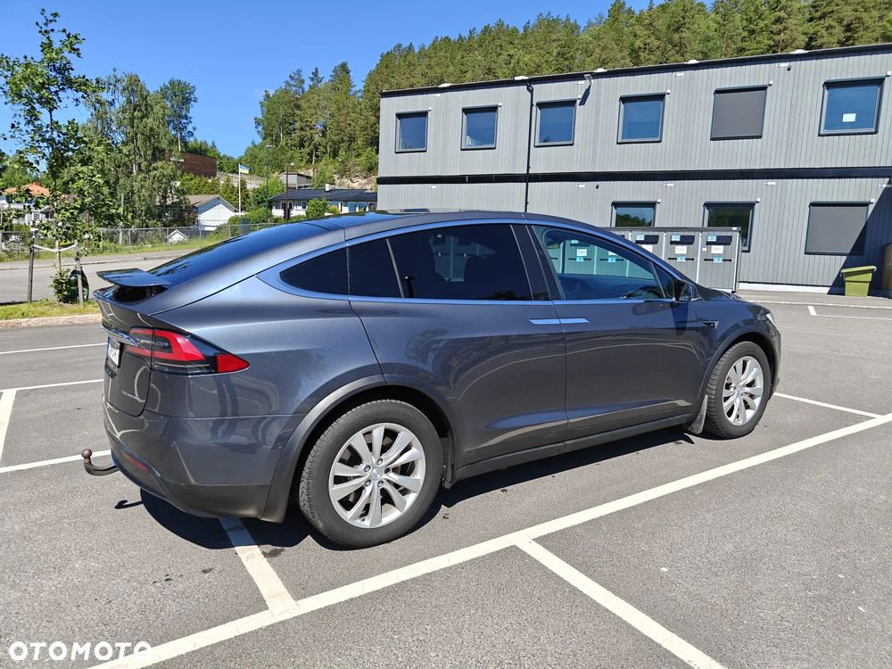 Tesla Model X - 4