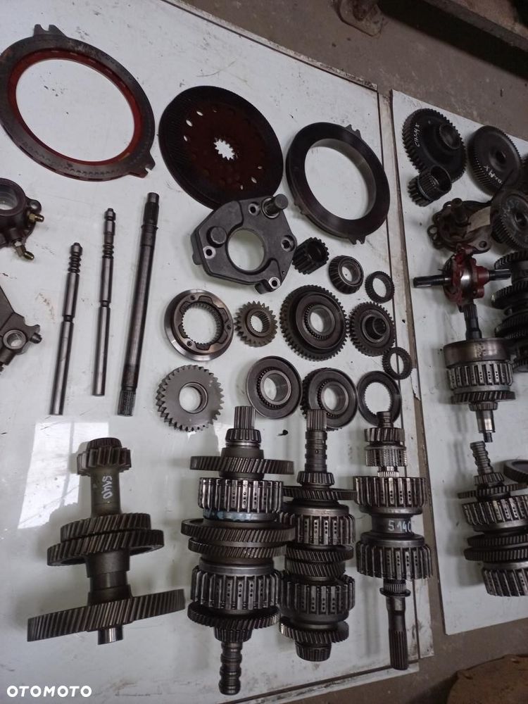 Case 5140 5130 5150 maxum kosz atak silnik zwolnice sterownik 1964762C2.1341161C2,1341098C1,1345850C1, 1345851C1,PIASTA,koło ataku,wałek,kosz rewersu,napędu,półbiegów,wom ,rozdzielacz,licznik,podnośnik,zawór,1995153C1,1995143C1,1346372C,1995262C1,A186746,144299A3,86Z,73Z,134585C2,1995393C2,19955383C2,A188035,115463A1.Case kosz sprzęgłowy biegów,wałek skrzyni 1995393C1,1995393C2,113557A1,1995208C1,5120,5140,5250,mx 90c,mx120,mx135,maccormick MTX,Maxxum wałek rewersu,półbiegów,napędu,koło zębate,przesówka,synchronizator. - 8