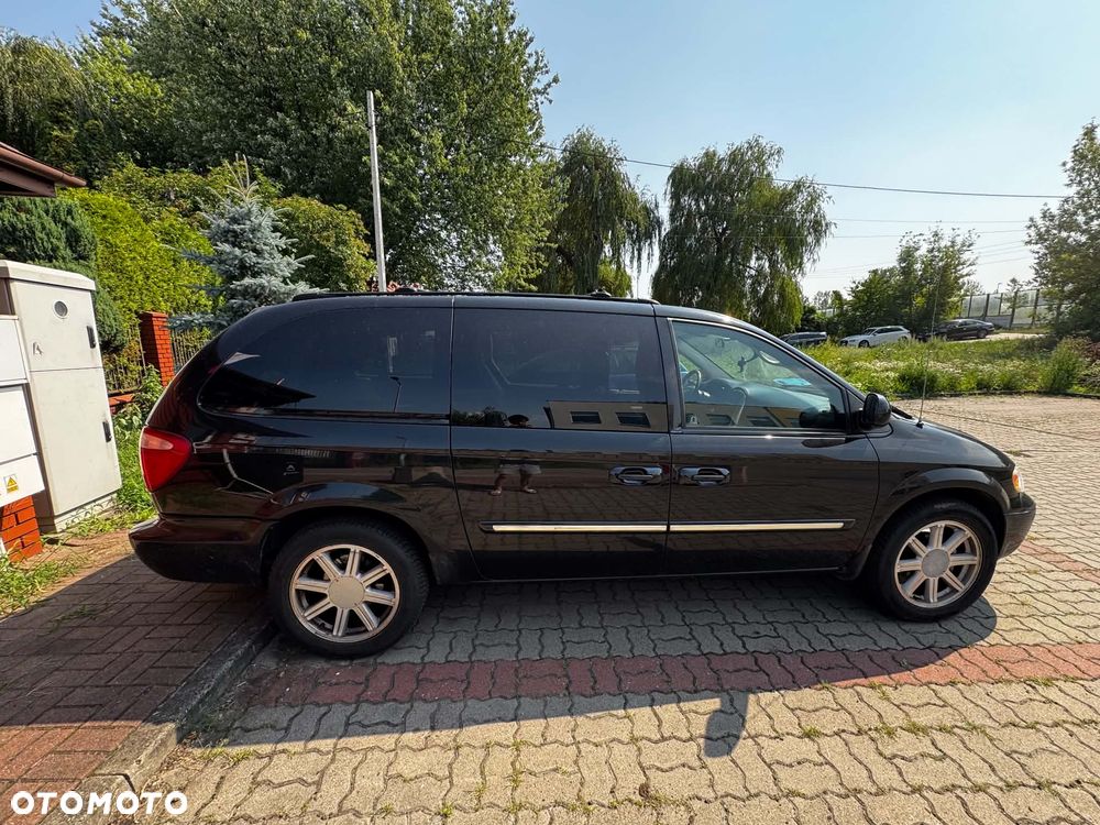 Chrysler Town & Country - 3