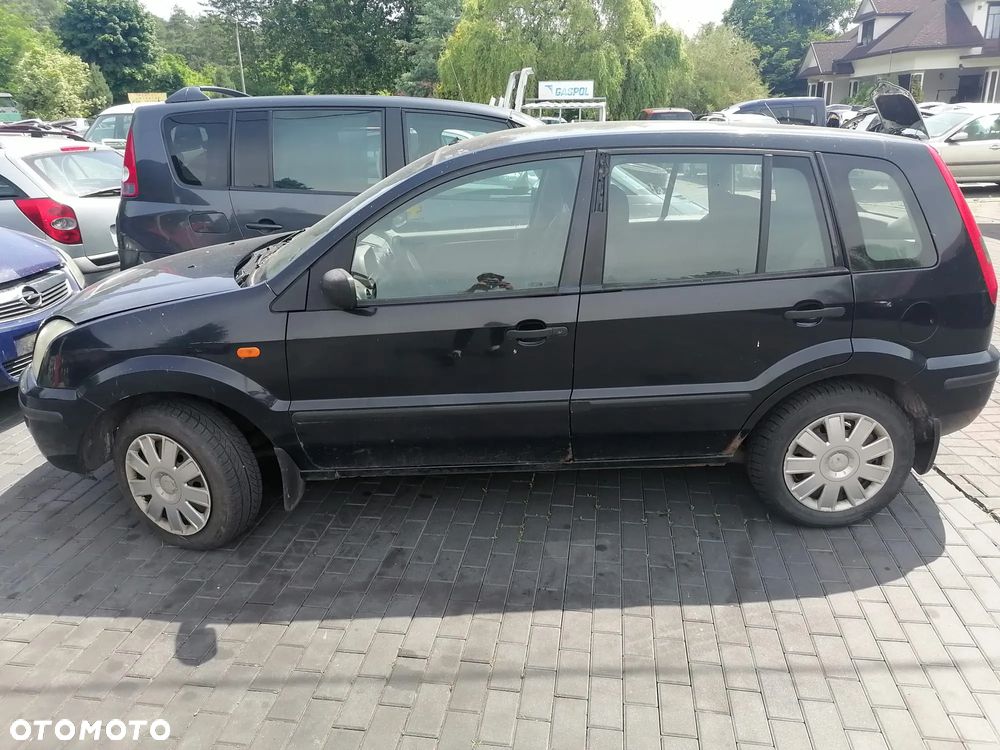 Ford Fusion I (02-05r.) 1.4 TDCI 68KM. Silnik  F6JA, F6JB 7S6Q-6006-AA RM77S6Q-6006-AA Skrzynia 2N1R 7002-PB 2N1R 7002-PD [Przeł. Głów. 3,37] B5/IB5 CIB5 lakier Deep Navy .Cały na części.GWARANCJA !!! Przód Tył Zestaw Komplet Drzwi Klapa Zderzak Błotnik Maska Grill Atrapa Szyba Pas Lampa Lusterko Boczki Fotel Kanapa Kokpit Deska Rozdzielcza Przełącznik Włącznik Sterownik Przewody Wiązka Instalacja Moduł Komputer Czujnik Listwa Pompa Alternator Wtryski Głowica Rozrusznik Kompresor Sprzęgło Dwumas Silnik Skrzynia ABS Klimatyzacji Paliwa Wspomagania Kolektor Turbina Przepustnica Zawór Chłodnica Koło Hak Belka Sanki Zawieszenie Mcpherson Półoś Amortyzator Wydech Tłumik Zacisk Most - 3