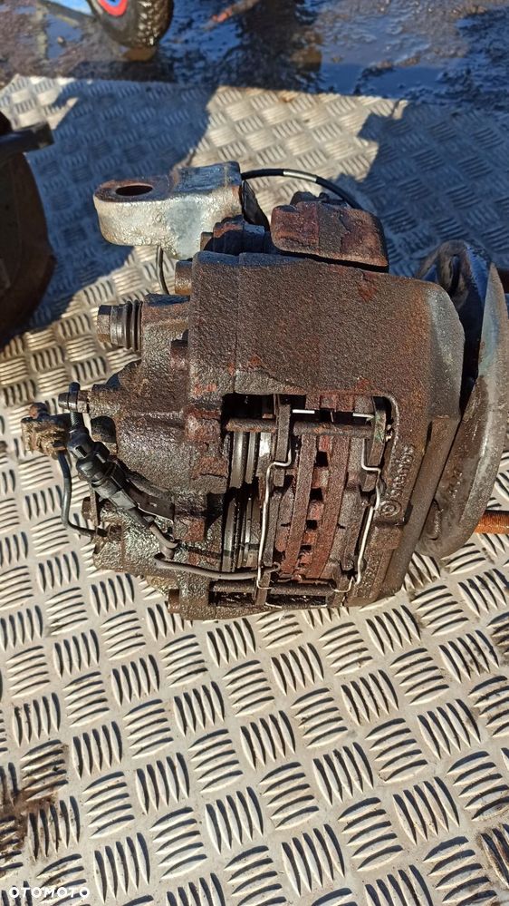 zacisk prawy przód iveco 65c 70c bliźniak 14r jarzmo - 1