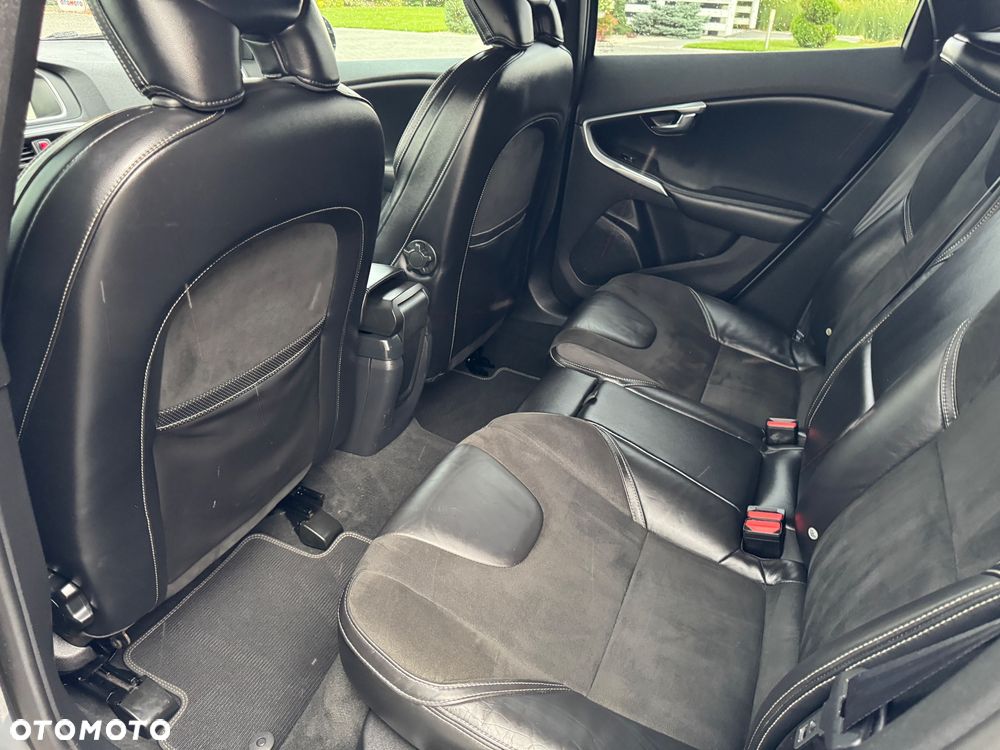 Volvo V40 D2 R Design - 11