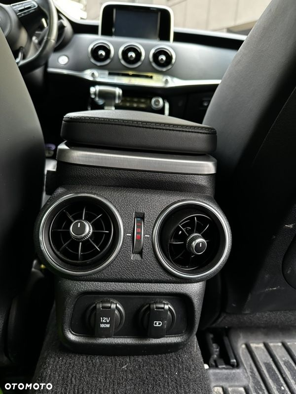 Kia Stinger - 38