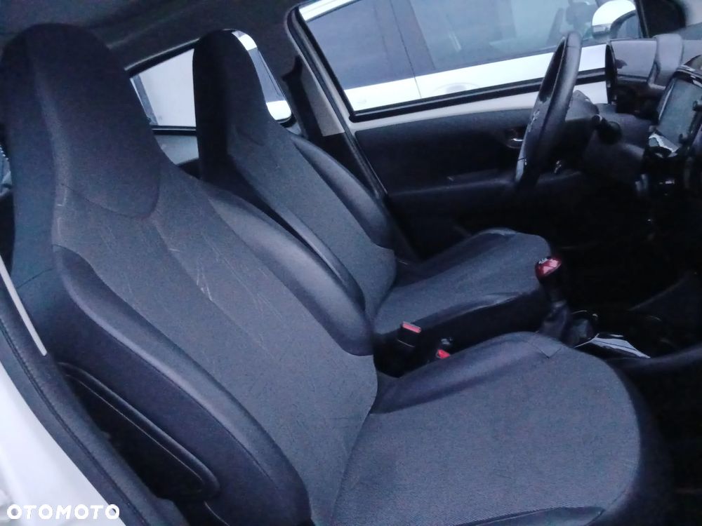 Toyota Aygo x-clusiv - 14