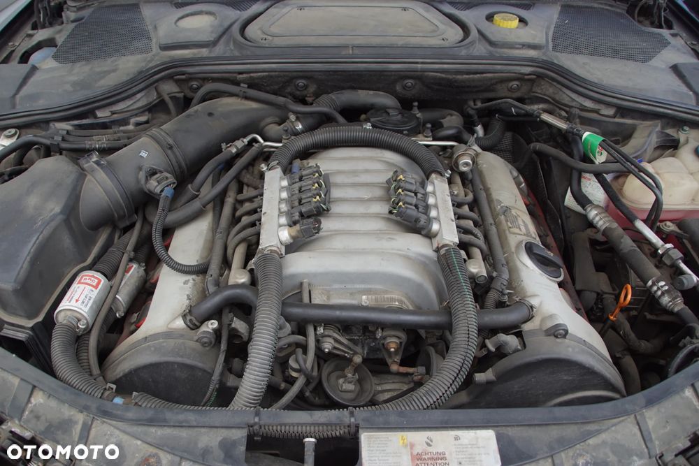 AUDI A8 D3 4.2 335 KM 2005  SILNIK BFM SKRZYNIA HHV  POJAZD NA CZĘŚCI. Tel. 692 106 889 silnik kompletny BFM, blok silnika, głowica lewa, głowica prawa, wał korbowy, wałek rozrządu, wałek ssący, wałek wydechowy, tłoki, korbowody, panewki, pierścienie tłokowe, miska olejowa, pompa oleju, smok olejowy, czujnik poziomu oleju, czujnik ciśnienia oleju, obudowa filtra oleju, chłodnica oleju, korek wlewu oleju, bagnet oleju, pokrywa zaworów lewa, pokrywa zaworów prawa, uszczelka pokrywy zaworów, kolektor ssący, kolektor wydechowy lewy, kolektor wydechowy prawy, przepustnica, listwa wtryskowa, wtryskiwacze, pompa paliwa, kosz pompy paliwa, regulator ciśnienia paliwa, filtr paliwa, przewody paliwowe, zbiornik paliwa, wlew paliwa, korek wlewu paliwa, obudowa filtra powietrza, przepływomierz, rura dolotowa, rezonator dolotu, przewody podciśnienia, zawór podciśnienia, odma, separator oleju, cewki zapłonowe, świece zapłonowe, wiązka silnika, sterownik silnika, moduł zapłonowy, czujnik położenia wału, czujnik położenia wałka rozrządu, czujnik temperatury silnika, czujnik spalania stukowego, czujnik ciśnienia, sonda lambda, alternator, rozrusznik, pompa wody, termostat, obudowa termostatu, chłodnica wody, wentylator chłodnicy lewy, wentylator chłodnicy prawy, obudowa wentylatorów, zbiornik wyrównawczy, korek zbiornika wyrównawczego, przewody chłodnicy, węże układu chłodzenia, nagrzewnica, przewody nagrzewnicy, koło pasowe wału, rolka prowadząca, rolka napinacza, napinacz paska, pasek osprzętu, łapa silnika lewa, łapa silnika prawa, poduszka silnika lewa, poduszka silnika prawa, osłona silnika górna, osłona silnika dolna, skrzynia biegów HHV, sterownik skrzyni biegów, mechatronika skrzyni, konwerter skrzyni biegów, sprzęgło hydrokinetyczne, miska skrzyni biegów, chłodnica oleju skrzyni, przewody oleju skrzyni, wybierak biegów, lewarek zmiany biegów, linka wybieraka, poduszka skrzyni biegów, łapa skrzyni biegów, wał napędowy, podpora wału, przegub wału, skrzynia rozdzielcza, reduktor, dyferencjał przedni, dyferencjał tylny, most przedni, most tylny, półoś przednia lewa, półoś przednia prawa, półoś tylna lewa, półoś tylna prawa, przegub zewnętrzny, przegub wewnętrzny, flansza napędowa, piasta przednia lewa, piasta przednia prawa, piasta tylna lewa, piasta tylna prawa, łożysko koła przednie, łożysko koła tylne, sanki przednie, sanki tylne, belka przednia, belka tylna, amortyzator przedni lewy, amortyzator przedni prawy, amortyzator tylny lewy, amortyzator tylny prawy, miech pneumatyczny przedni lewy, miech pneumatyczny przedni prawy, miech pneumatyczny tylny lewy, miech pneumatyczny tylny prawy, kolumna pneumatyczna przednia lewa, kolumna pneumatyczna przednia prawa, kompresor zawieszenia, pompa zawieszenia, sterownik zawieszenia, blok zaworowy zawieszenia, czujnik poziomowania, zbiornik powietrza zawieszenia, przewody pneumatyczne, wahacz przedni górny lewy, wahacz przedni górny prawy, wahacz przedni dolny lewy, wahacz przedni dolny prawy, wahacz tylny lewy, wahacz tylny prawy, zwrotnica przednia lewa, zwrotnica przednia prawa, zwrotnica tylna lewa, zwrotnica tylna prawa, stabilizator przedni, stabilizator tylny, łącznik stabilizatora lewy, łącznik stabilizatora prawy, drążek kierowniczy lewy, drążek kierowniczy prawy, końcówka drążka lewa, końcówka drążka prawa, maglownica, przekładnia kierownicza, pompa wspomagania, zbiornik płynu wspomagania, przewody wspomagania, kolumna kierownicza, krzyżak kolumny kierowniczej, zacisk hamulcowy przedni lewy, zacisk hamulcowy przedni prawy, zacisk hamulcowy tylny lewy, zacisk hamulcowy tylny prawy, jarzmo zacisku przednie, jarzmo zacisku tylne, tarcza hamulcowa przednia lewa, tarcza hamulcowa przednia prawa, tarcza hamulcowa tylna lewa, tarcza hamulcowa tylna prawa, klocki hamulcowe, pompa hamulcowa, serwo hamulcowe, moduł ABS, pompa ABS, czujnik ABS przedni, czujnik ABS tylny, przewód hamulcowy, linka hamulca postojowego, silniczek hamulca postojowego, sterownik hamulca postojowego, felga aluminiowa, koło kompletne, śruba koła, dekielek felgi, czujnik ciśnienia opony, zderzak przedni, zderzak tylny, belka zderzaka przedniego, belka zderzaka tylnego, absorber zderzaka, kratka zderzaka lewa, kratka zderzaka prawa, grill przedni, atrapa chłodnicy, ramka grilla, emblemat Audi, emblemat A8, maska, zawias maski lewy, zawias maski prawy, zamek maski, linka otwierania maski, siłownik maski, błotnik przedni lewy, błotnik przedni prawy, nadkole przednie lewe, nadkole przednie prawe, nadkole tylne lewe, nadkole tylne prawe, drzwi przednie lewe, drzwi przednie prawe, drzwi tylne lewe, drzwi tylne prawe, klamka zewnętrzna przednia lewa, klamka zewnętrzna przednia prawa, klamka zewnętrzna tylna lewa, klamka zewnętrzna tylna prawa, klamka wewnętrzna, zamek drzwi przednich, zamek drzwi tylnych, zawias drzwi, ogranicznik drzwi, mechanizm szyby przedni lewy, mechanizm szyby przedni prawy, mechanizm szyby tylny lewy, mechanizm szyby tylny prawy, silniczek szyby, szyba drzwi przednia lewa, szyba drzwi przednia prawa, szyba drzwi tylna lewa, szyba drzwi tylna prawa, szyba przednia, szyba tylna, szyba boczna lewa, szyba boczna prawa, uszczelka drzwi, uszczelka szyby, listwa drzwi, listwa progowa, listwa chromowana, próg lewy, próg prawy, dach, podszybie, pas przedni, wzmocnienie czołowe, osłona pod silnik, osłona podwozia, osłona nadkola, klapa bagażnika, zamek klapy bagażnika, zawias klapy bagażnika, siłownik klapy bagażnika, mechanizm domykania klapy, lusterko lewe, lusterko prawe, wkład lusterka lewy, wkład lusterka prawy, silniczek lusterka, kierunkowskaz lusterka, reflektor przedni lewy, reflektor przedni prawy, lampa tylna lewa, lampa tylna prawa, lampa klapy lewa, lampa klapy prawa, kierunkowskaz przedni, światło przeciwmgielne lewe, światło przeciwmgielne prawe, przetwornica xenon, żarnik xenon, moduł reflektora, sterownik poziomowania lamp, spryskiwacz reflektora lewy, spryskiwacz reflektora prawy, zbiornik płynu spryskiwaczy, pompka spryskiwaczy, dysza spryskiwacza, mechanizm wycieraczek, silnik wycieraczek, ramię wycieraczki lewe, ramię wycieraczki prawe, fotel kierowcy, fotel pasażera, kanapa tylna, oparcie tylnej kanapy, zagłówek przedni, zagłówek tylny, podłokietnik przedni, podłokietnik tylny, stelaż fotela, silniczek fotela, sterownik fotela, mata grzewcza fotela, boczek drzwi przedni lewy, boczek drzwi przedni prawy, boczek drzwi tylny lewy, boczek drzwi tylny prawy, deska rozdzielcza, konsola środkowa, tunel środkowy, schowek pasażera, kierownica, poduszka kierownicy, manetka kierunkowskazów, manetka wycieraczek, taśma kierownicy, licznik, zegary, wyświetlacz centralny, ekran nawigacji, radio, jednostka multimedialna, zmieniarka płyt, wzmacniacz audio, głośnik przedni, głośnik tylny, subwoofer, antena radiowa, moduł nawigacji, panel klimatyzacji, kratka nawiewu lewa, kratka nawiewu prawa, kratka nawiewu środkowa, dmuchawa nawiewu, rezystor dmuchawy, silniczek klapy nawiewu, parownik klimatyzacji, skraplacz klimatyzacji, osuszacz klimatyzacji, sprężarka klimatyzacji, - 13