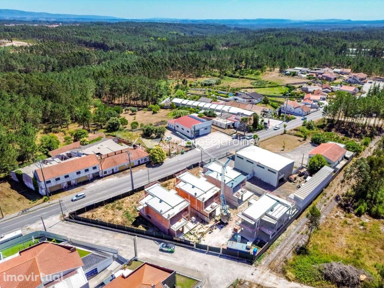 Moradia T4 com jardim, garagem e carregamento para carros elétricos - Grande imagem: 4/42