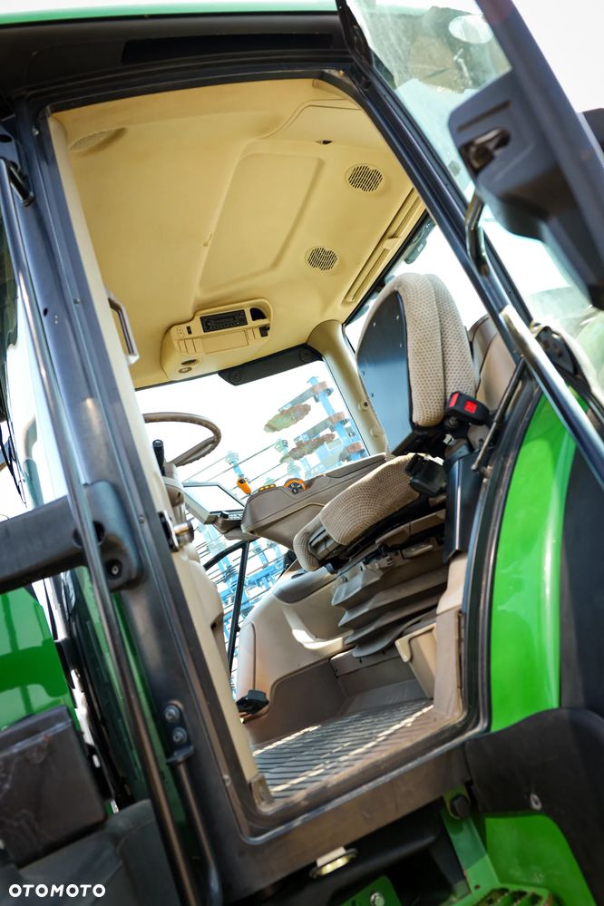 John Deere 6215R - 14
