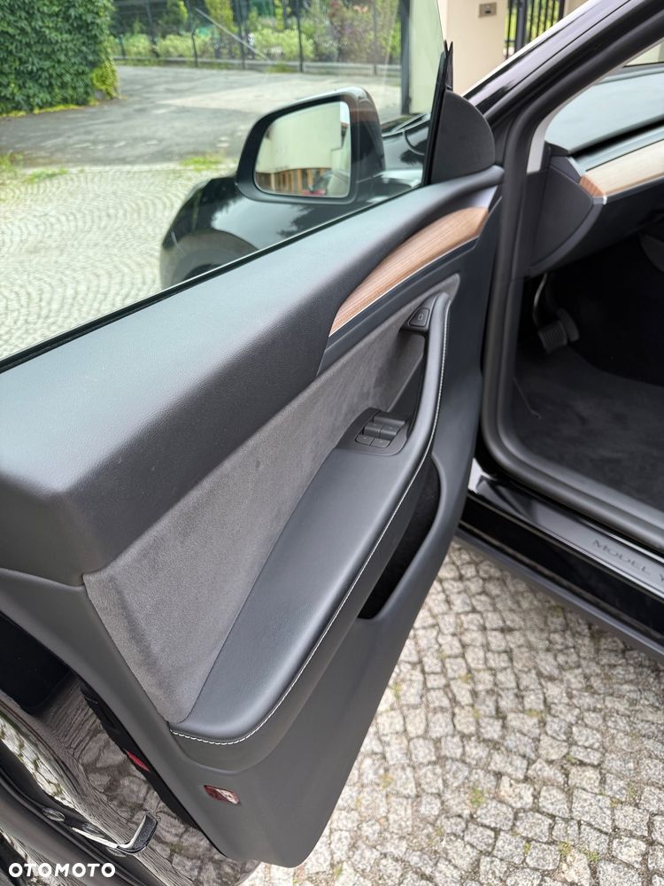 Tesla Model Y - 15