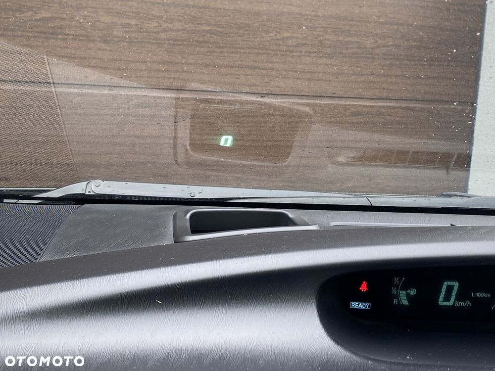 Toyota Prius (Hybrid) - 28