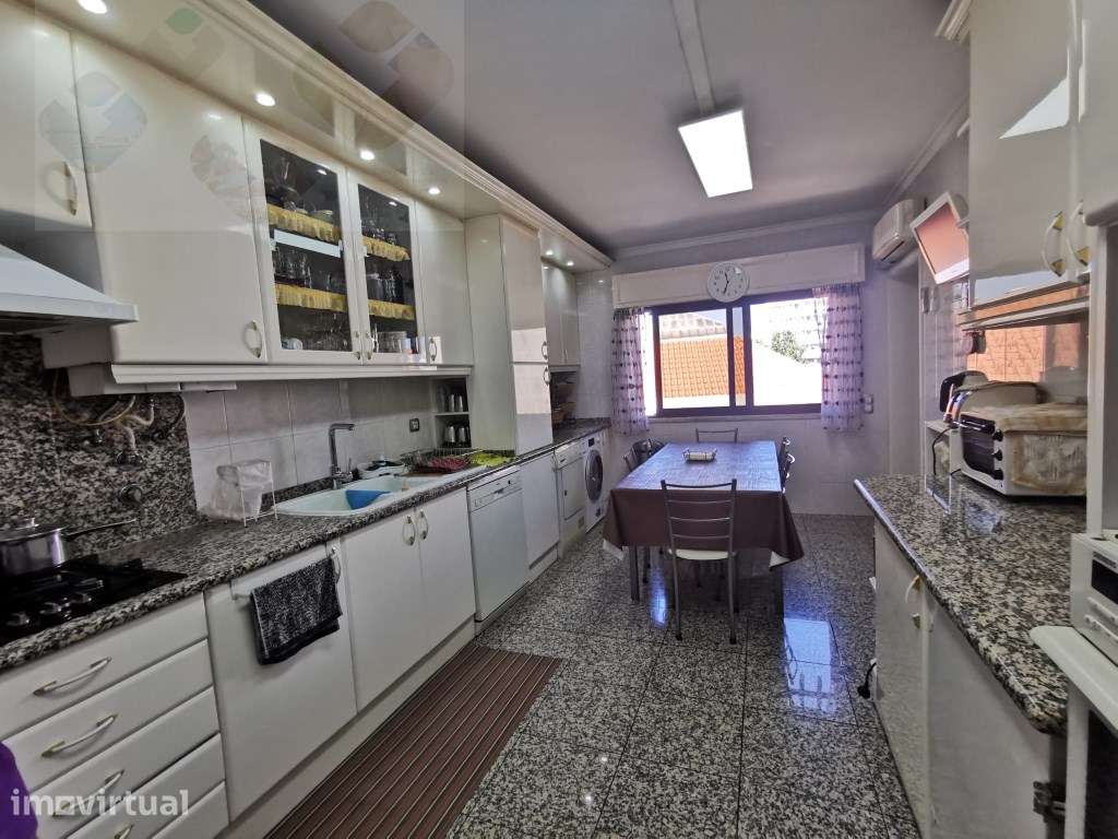 Amadora Babilónia, grandes áreas, T4, Salão, 3 wc., suite! - Grande imagem: 3/22