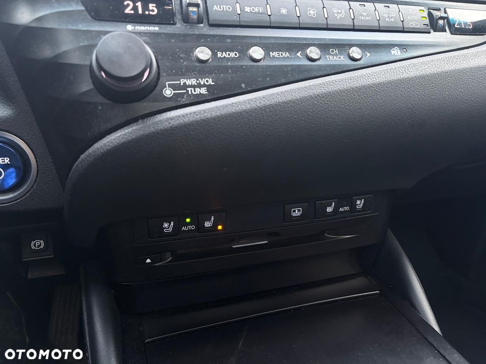 Lexus ES 300h Prestige - 31