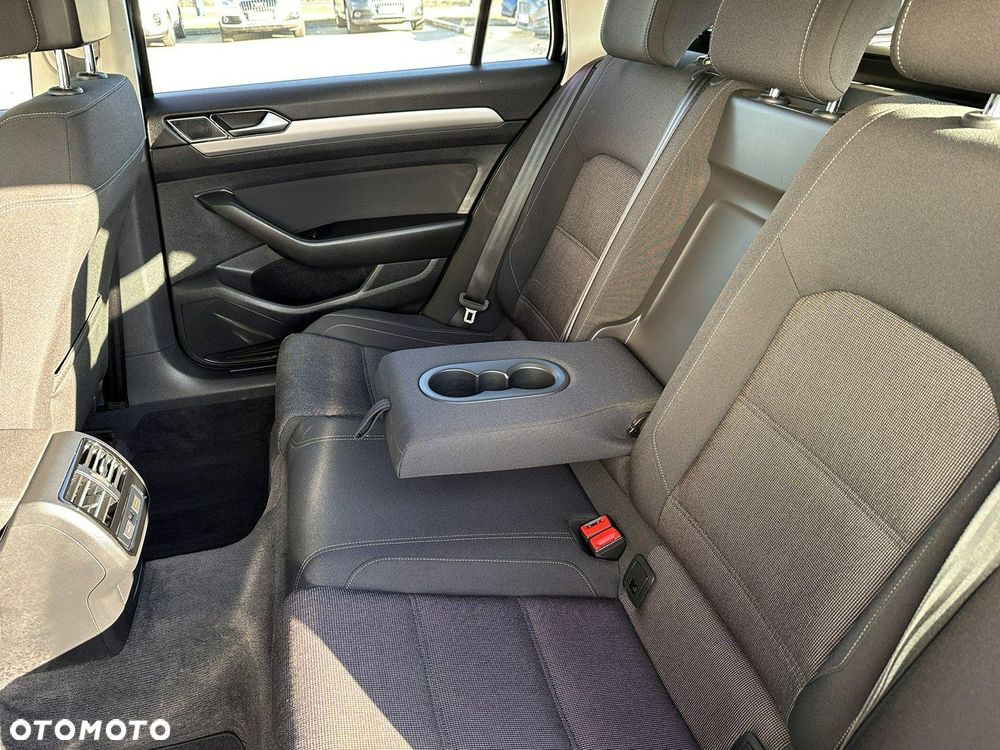 Volkswagen Passat Variant 2.0 TDI SCR DSG - 13