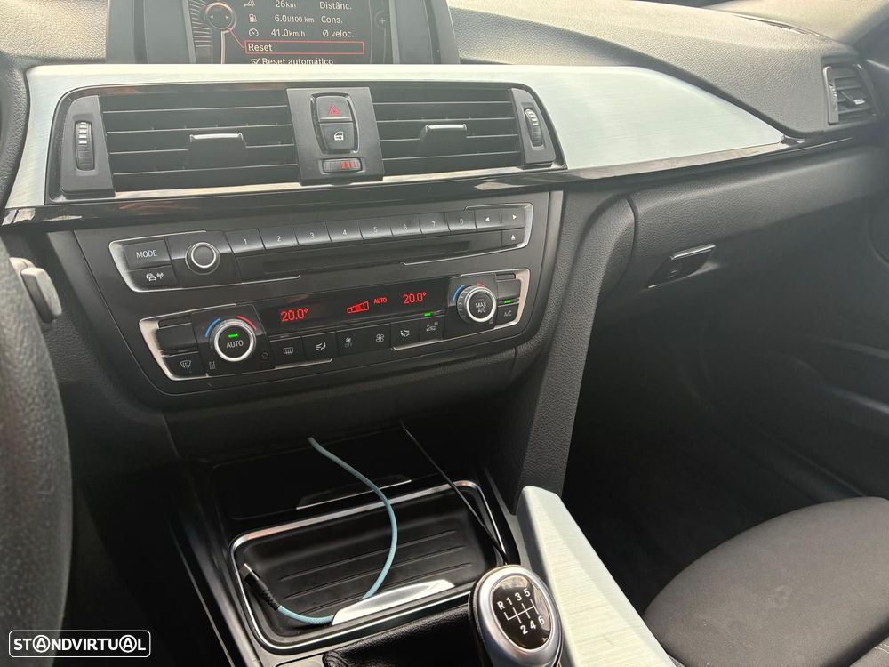 BMW 318 d Line Sport - 28