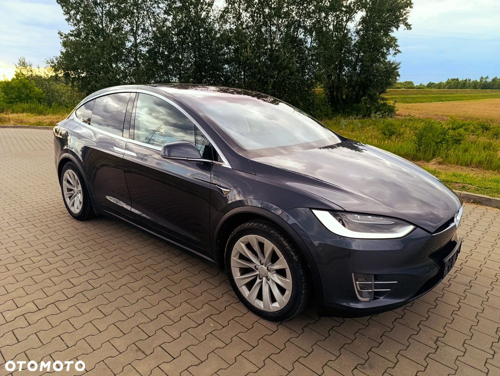 Tesla Model X - 12