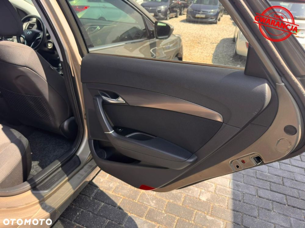 Hyundai i40 Kombi blue 1.6 Family+ - 32