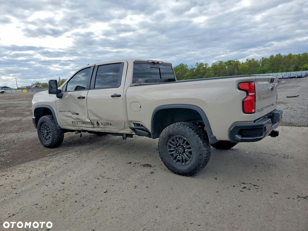 Chevrolet Silverado - 3