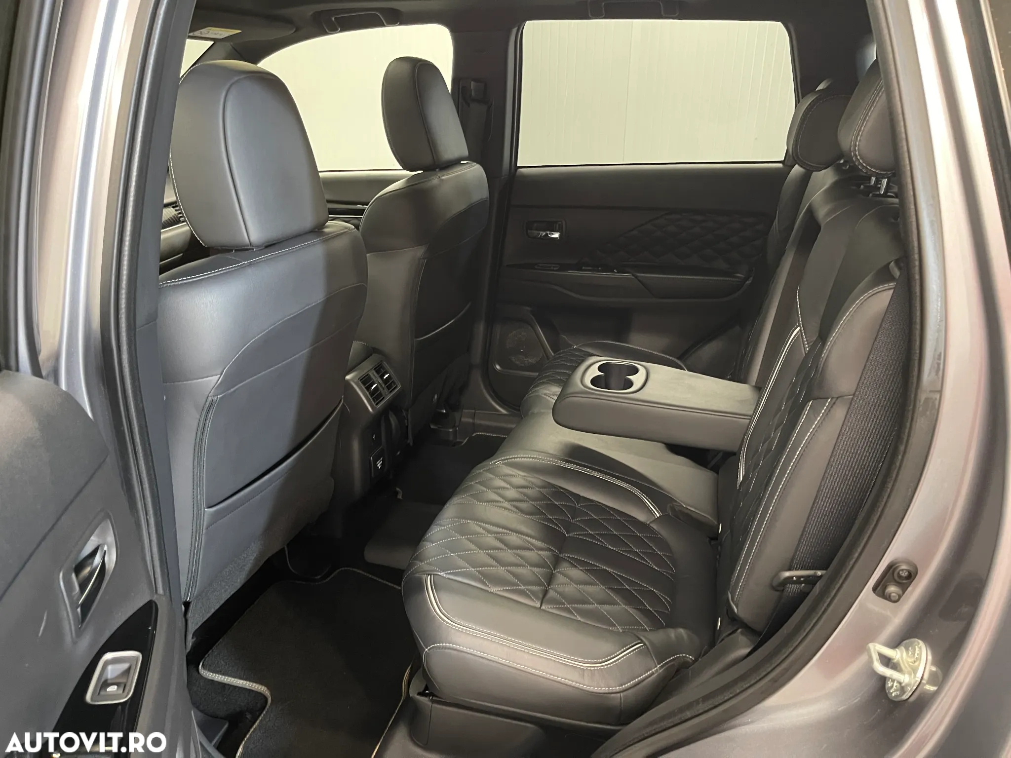 Mitsubishi Outlander 2.4 4WD Plug-In Hybrid Top - 12