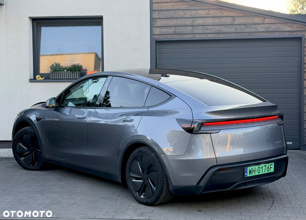 Tesla Model Y Long Range AWD - 9