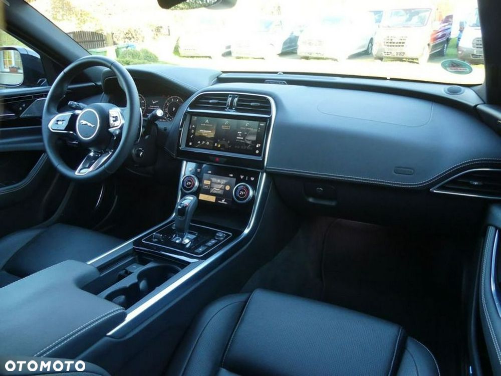Jaguar XE 2.0 T AWD R-Sport - 5