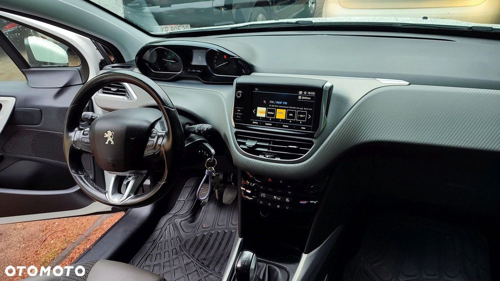 Peugeot 2008 1.2 Pure Tech Style S&S - 23